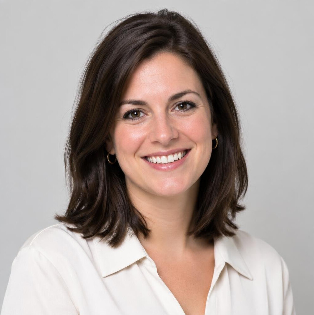 Portrait of a smiling woman with dark hair, claims advisor